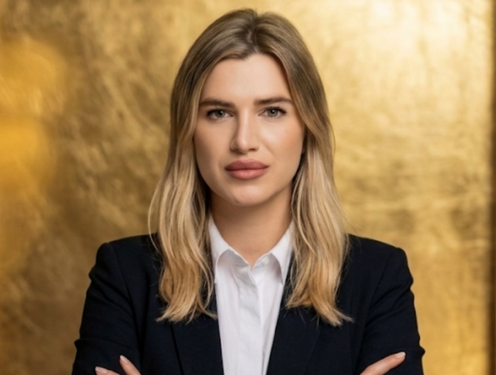 <h3>Živjo! Sem Valentina, idejna kreatorica slovenske blagovne znamke Mammi knows best in mami. Naša družina šteje 6 članov in pri nas res veliko peremo.</h3>